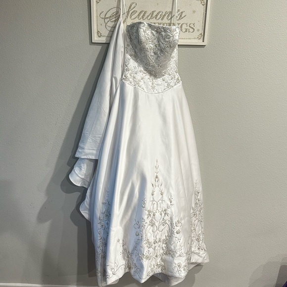 Luxury Wedding Dress with crystals and exotic large drape - Picture 6 of 7